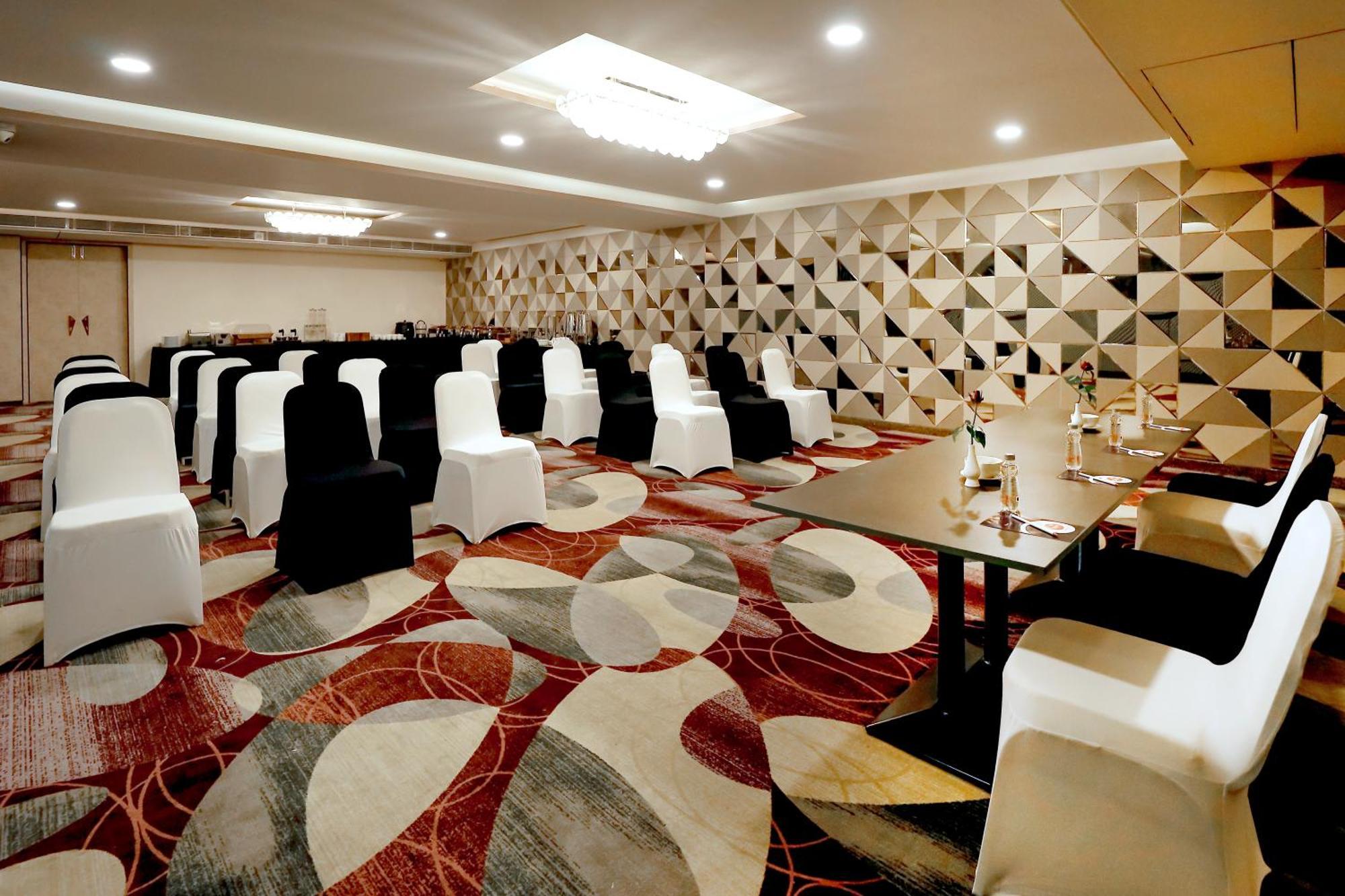 Zip By Spree Hotels Сурат Экстерьер фото