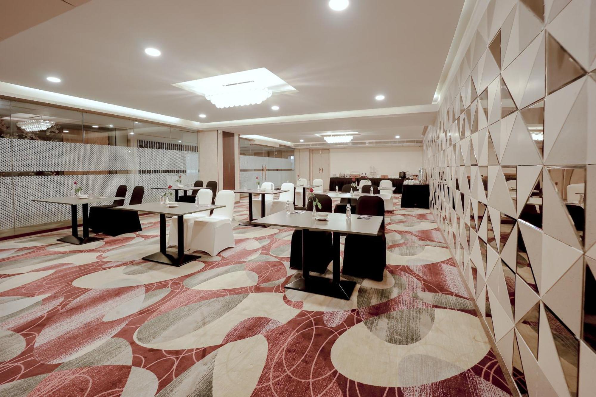 Zip By Spree Hotels Сурат Экстерьер фото