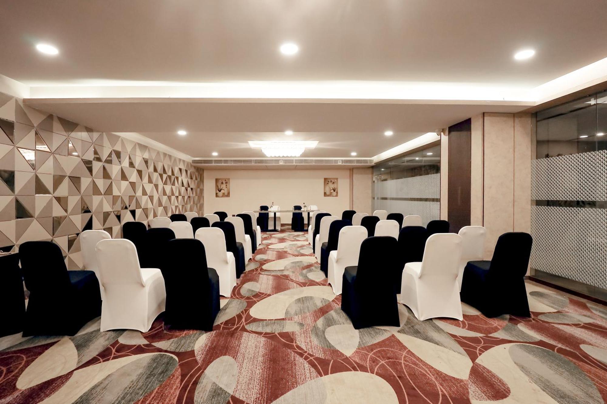 Zip By Spree Hotels Сурат Экстерьер фото