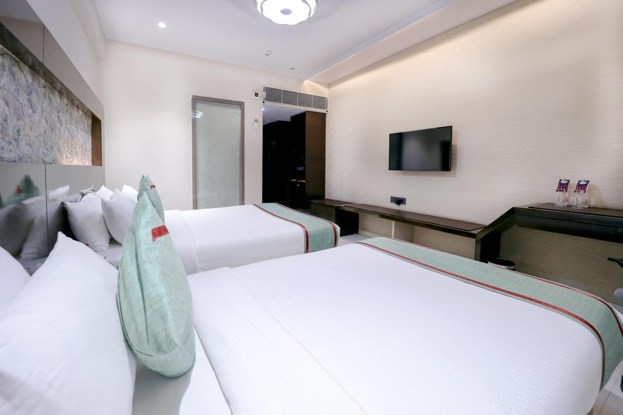 Zip By Spree Hotels Сурат Экстерьер фото
